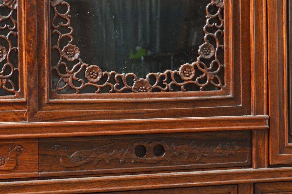和製ビンテージ　唐木材(花梨材・カリン材)　美しい彫刻が目を引く大振りなサイドボード(キャビネット、飾り棚、戸棚、ヴィンテージ)(R-053020)