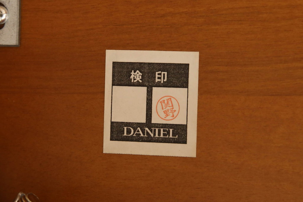 中古　美品　横浜ダニエル(daniel)　幕板と挽き物脚の凝ったデザインが目を惹く丸テーブル(ラウンドテーブル、2人掛け、ダイニングテーブル)(R-060518)