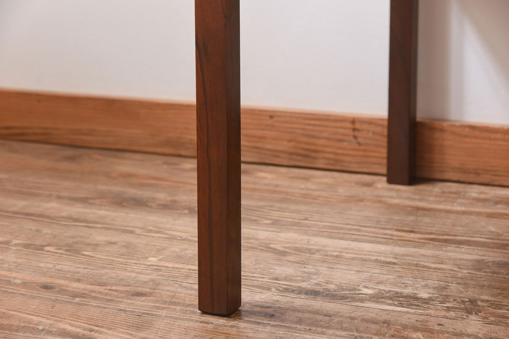 ヴィンテージ家具　北欧ビンテージ　デンマーク製　ローズウッド材　タイルのアクセントが目を引くセンターテーブル(ローテーブル)