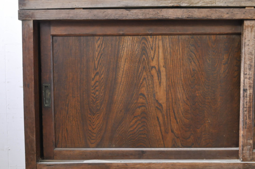 アンティーク家具　味のある木製引き戸の収納箪笥キャビネット(水屋箪笥、収納棚)(R-036696)