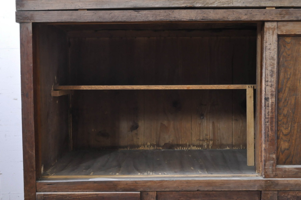 アンティーク家具　味のある木製引き戸の収納箪笥キャビネット(水屋箪笥、収納棚)(R-036696)