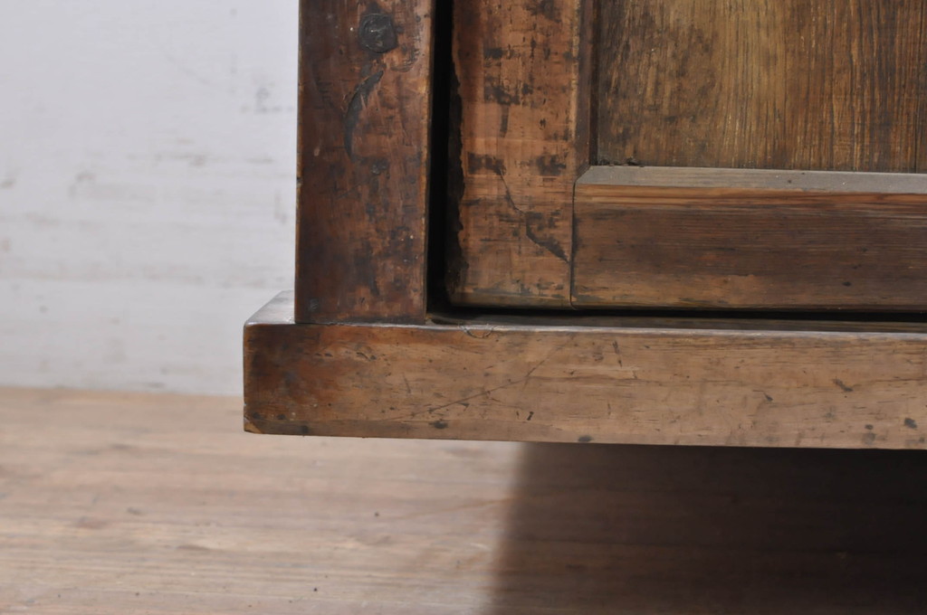 アンティーク家具　味のある木製引き戸の収納箪笥サイドボード(水屋箪笥、収納棚)(R-036697)