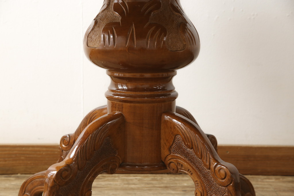 中古　イタリア輸入家具　気品あふれる上質な空間を演出する象嵌入りラウンドダイニングテーブル(ラウンドテーブル、丸テーブル)(R-057813)