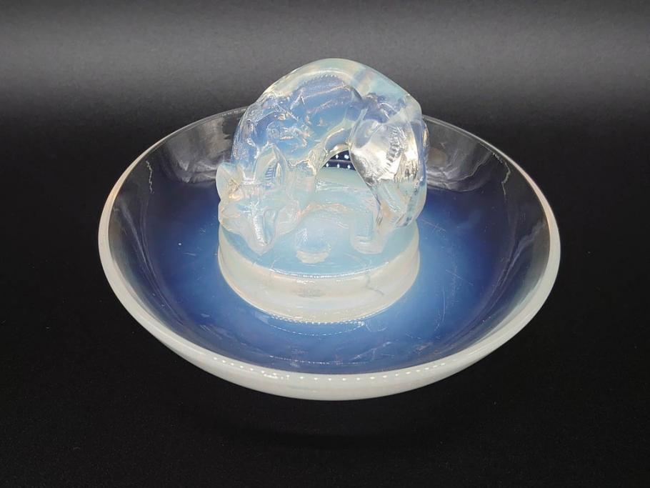 1926年　ルネ・ラリック(R.LALIQUE)　キツネ　オパルセントガラス　手彫りで作られた意匠が美しいピントレイ(ギャルリーオルフェ(GALERIE ORPHEE)、灰皿、オブジェ、アクセサリートレイ、箱付き)(R-072305)