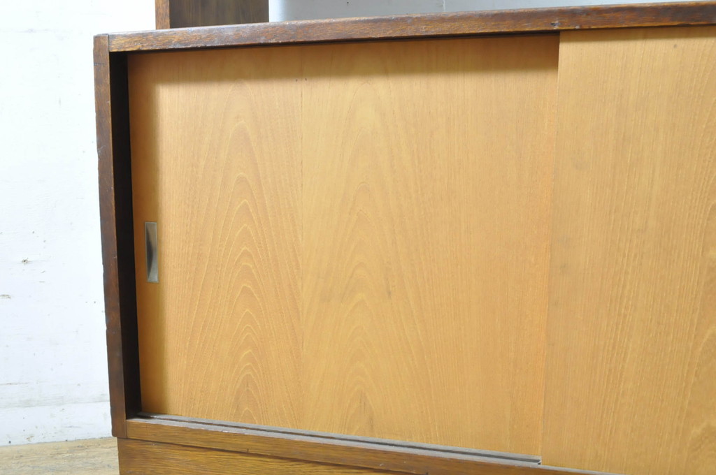 和製アンティーク　レトロデザイン　ナラ(楢)材　どこか懐かしさを感じるレトロな本棚(収納棚、戸棚、オープンラック、ブックシェルフ、飾り棚、陳列棚)(R-064212)