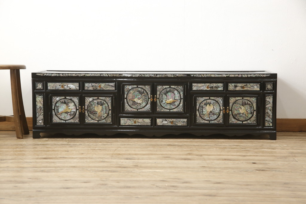 中古　美品　高級品　韓国民芸家具　圧巻!　繊細な螺鈿(ラデン)細工が美しく描かれたローボード(テレビ台、収納棚、戸棚、リビングボード)(R-058851)
