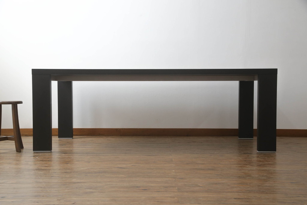 中古　Cassina(カッシーナ)　Hannes Wettstein(ハンス・ウェッツスタイン)デザイン　363 M.I.R. ミール　シンプルながら洗練されたデザインが魅力のダイニングテーブル(6人掛け、4人掛け、食卓)(定価約46万円)(R-068487)
