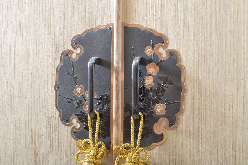 中古　国産　職人手造り　和の趣あふれる佇まいが魅力的な桐箪笥(胴丸、和タンス、桐たんす、収納箪笥、着物箪笥、衣装タンス)(R-059460)