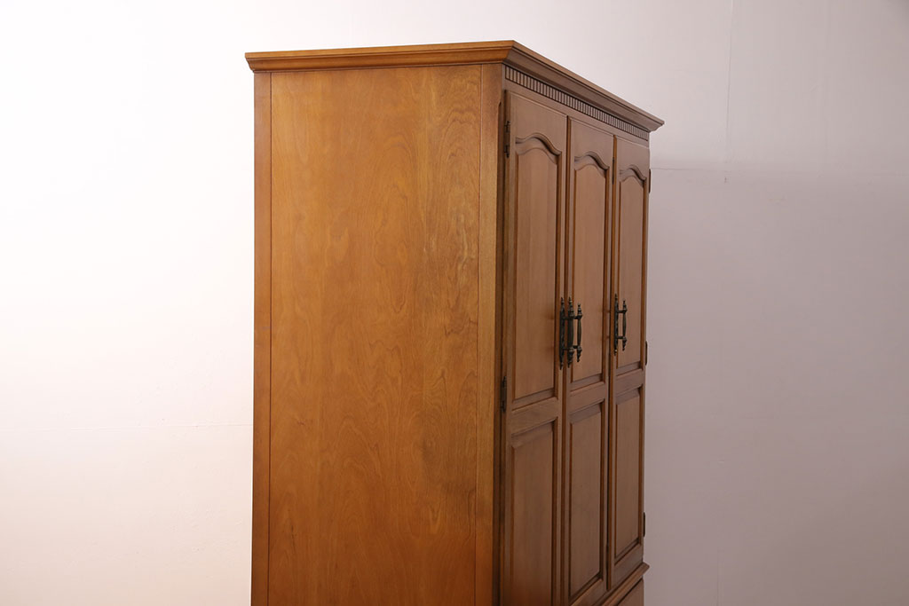中古　横浜クラシック家具　ダニエル(Daniel)　アーリーアメリカン　温かみのある雰囲気と上品な佇まいが魅力のワードローブ(洋服タンス、衣装タンス)(R-048621)