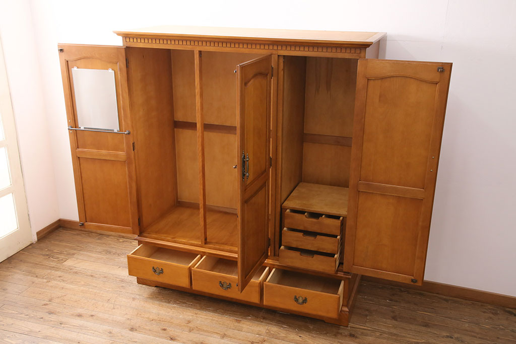 中古　横浜クラシック家具　ダニエル(Daniel)　アーリーアメリカン　温かみのある雰囲気と上品な佇まいが魅力のワードローブ(洋服タンス、衣装タンス)(R-048621)