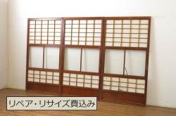 【オーダー家具実例】ラフジュ工房オリジナルのステンドグラス入り引き戸をオーダーメイドで製作しました。お客様ご提供のデザインをもとに、椿の丸いステンドグラスを制作。木部にはステンドグラスに合わせたモールディングを入れ、クラシカルで高級感のある建具に仕上げました。(玄関戸、引き違い戸)