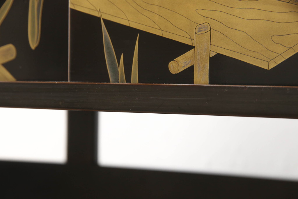 中古　輪島塗り　美しい菖蒲の図柄と落ち着きのある色合いが上品さを演出する飾り棚(茶棚、戸棚、収納棚)(定価約180万円)(R-058661)