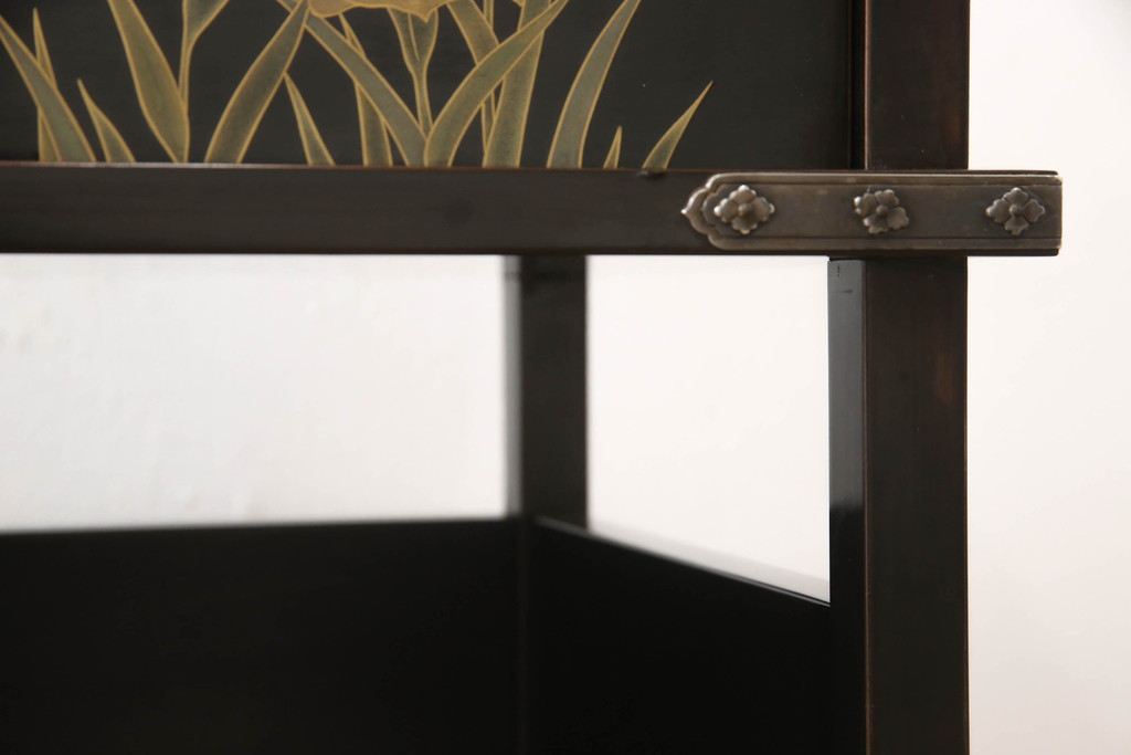 中古　輪島塗り　美しい菖蒲の図柄と落ち着きのある色合いが上品さを演出する飾り棚(茶棚、戸棚、収納棚)(定価約180万円)(R-058661)