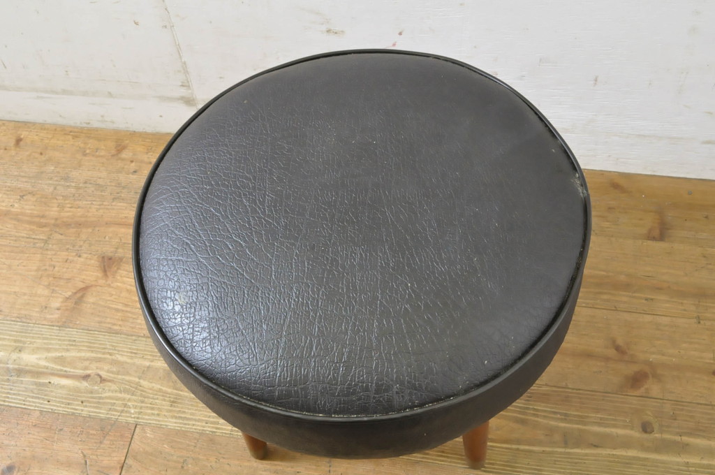 イギリスヴィンテージ　小さめのサイズ感が可愛らしい合皮スツール(丸椅子、イス、椅子、ビンテージ)(R-064169)