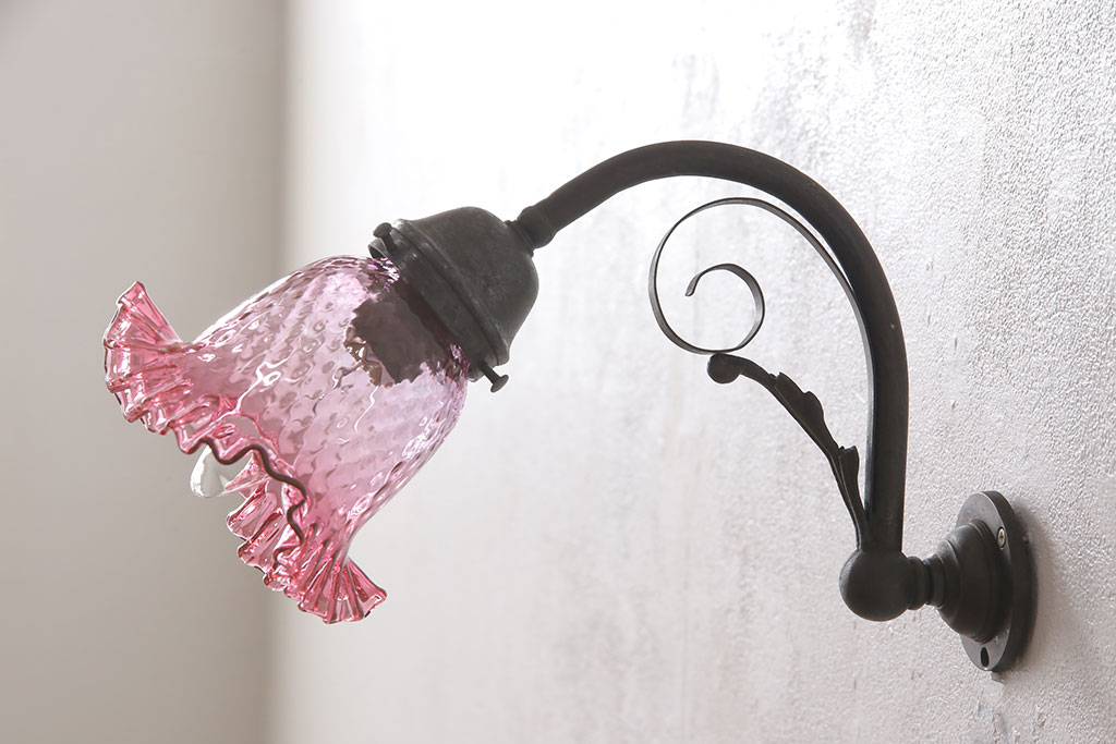 フランスビンテージ　ピンクのガラスシェードと煌めく明かりが魅力のウォールランプ(壁掛け照明、壁付け照明、シェード、ヴィンテージ)(R-054276)