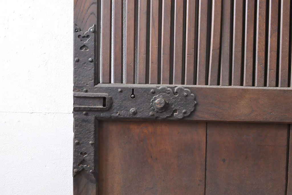 アンティーク建具　総ケヤキ材(欅)　古き時代の味わいが魅力的な格子蔵戸(玄関戸、玄関ドア、引き戸)(R-054213)