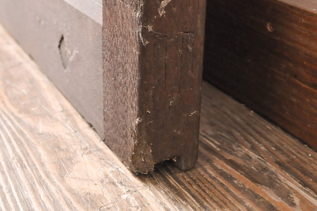 アンティーク建具　枠・栗材　板・ケヤキ材(欅)　2種の木材の風合いがお楽しみいただけるマス目格子蔵戸(きつね格子、狐格子、玄関戸、玄関ドア、引き戸、枡格子、格子戸、マス目、升目)(R-054214)