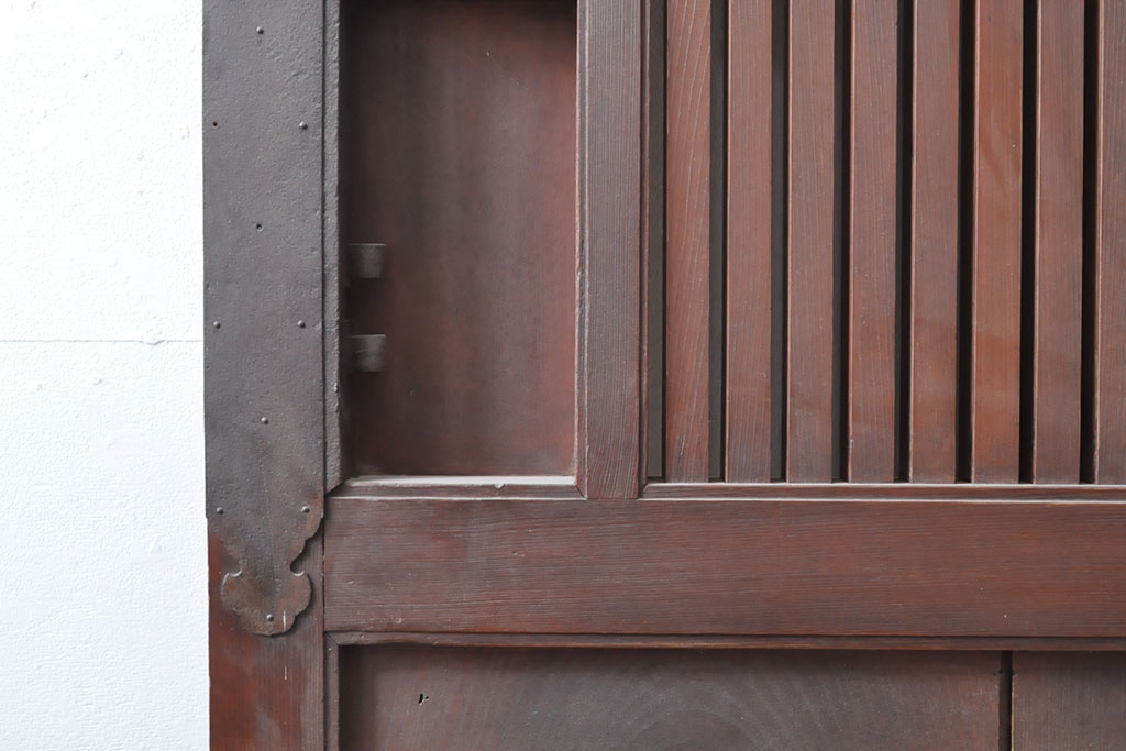 アンティーク建具　枠・ヒノキ材(檜)　板・ケヤキ材(欅)　赤みがかった木色が風格のある格子蔵戸(玄関戸、玄関ドア、引き戸、枡格子)(R-054216)