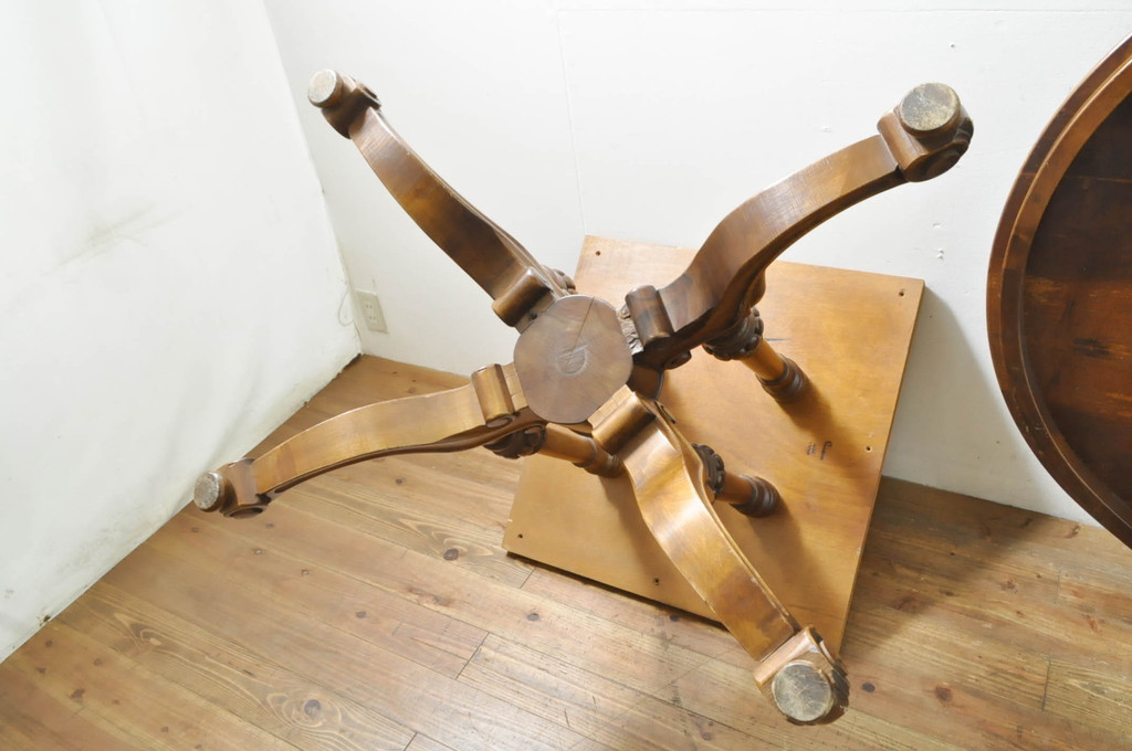 中古　スペイン製　バロッサバレンティ(VARO,S.A. VALENTI)　重厚でクラシカルな佇まいが目を惹くオーバルダイニングテーブル(オーバルテーブル、食卓、4人掛け、6人掛け)(定価約150万円)(R-076528)