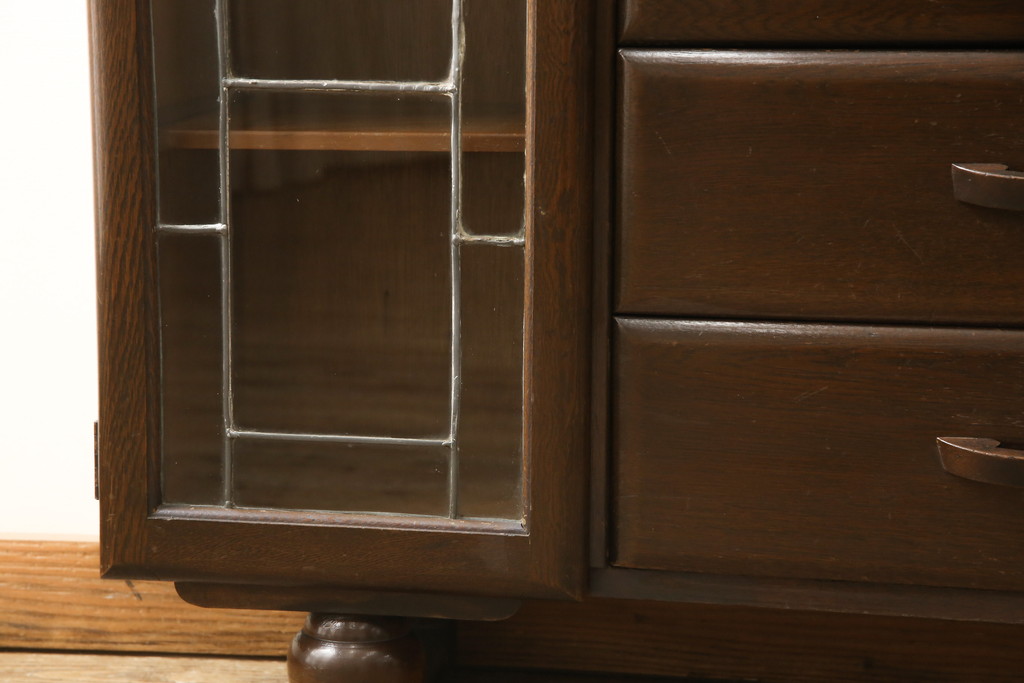 イギリスアンティーク　オーク材　ステンドグラス入り　木製の取っ手がかわいらしいサイドバイサイドキャビネット(ビューローブックケース、収納棚、戸棚)(R-053949)