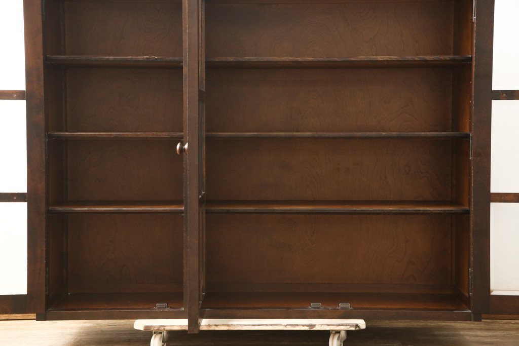 中古　北海道民芸家具　脚または台輪付きリメイク!　シックな大人空間を演出してくれるキャビネット(食器棚、飾り棚、収納棚、本箱、ブックケース、サイドボード、サイドキャビネット)(R-058947)