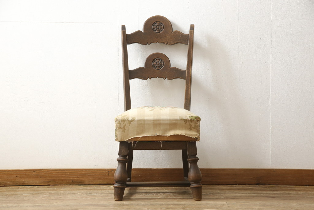 ビンテージ家具　和製ヴィンテージ　神戸洋家具　背板の彫りが目を惹く、クラシカルな佇まいのダイニングチェア(椅子、イス)(R-058917)