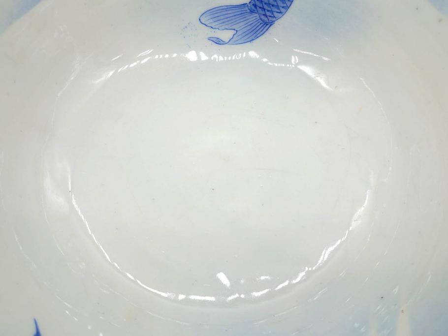 明治〜大正期　涼やかな鯉のデザインが目を引く手水鉢(深鉢、水瓶、水甕、染付、魚、笹、菊唐草、和食器)(R-078639)