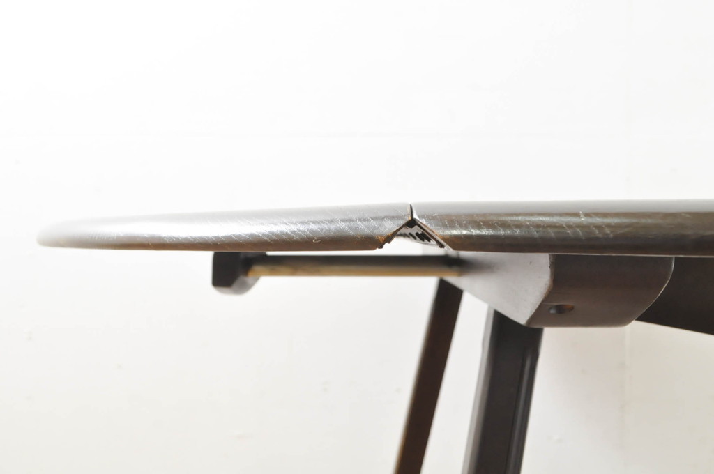 イギリスビンテージ　ERCOL(アーコール)　ニレ材　シンプルなデザインと機能性の良さが魅力的なバタフライダイニングテーブル(バタフライテーブル、ドロップリーフテーブル、エクステンションテーブル、ラウンドテーブル、丸テーブル、2人掛け、4人掛け、ヴィンテージ、英国、北欧)(R-076529)