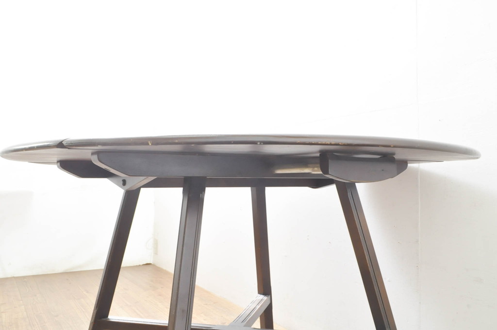 イギリスビンテージ　ERCOL(アーコール)　ニレ材　シンプルなデザインと機能性の良さが魅力的なバタフライダイニングテーブル(バタフライテーブル、ドロップリーフテーブル、エクステンションテーブル、ラウンドテーブル、丸テーブル、2人掛け、4人掛け、ヴィンテージ、英国、北欧)(R-076529)