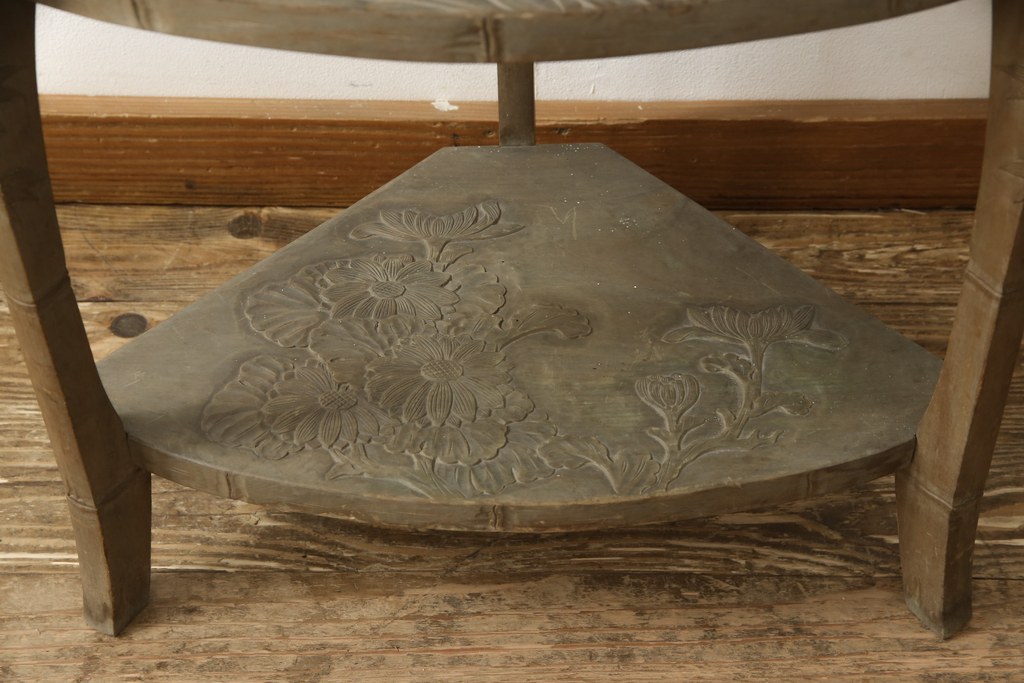 和製ビンテージ　日光彫り　咲き誇る花の彫刻が美しい飾り棚(花台、ヴィンテージ)(R-059495)