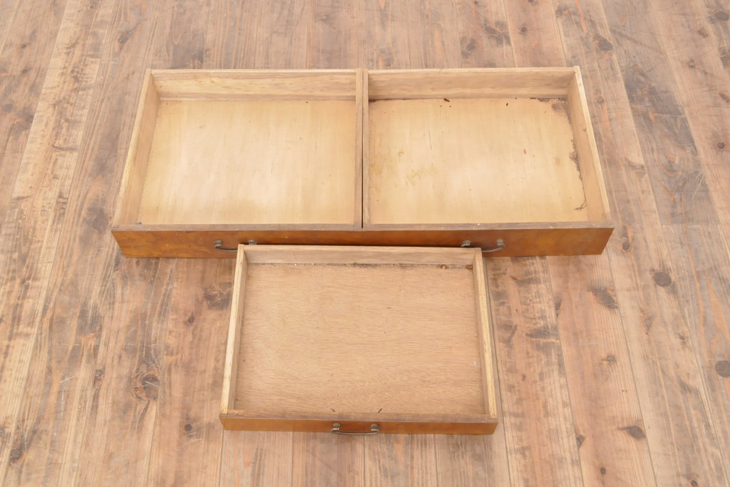 和製アンティーク　三方ケヤキ材　レトロな佇まいに和の趣を感じる二段重ね茶箪笥(食器棚、収納棚、戸棚)(R-054396)