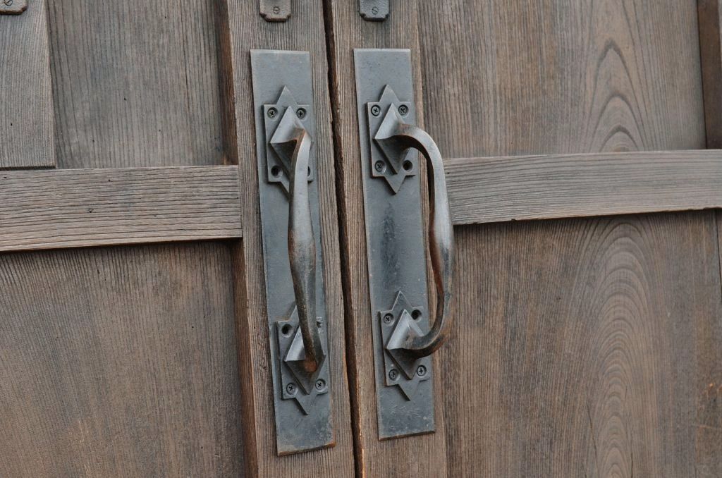 ◆総欅!味のある使い込まれた門扉一対(蔵戸、ドア、両開き)