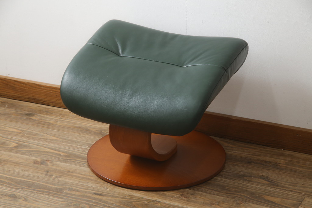中古　牛本革　ノルウェー　Hjellegjerde(イエリアーダ社)　ノーザンコンフォート　優雅なくつろぎの時間におすすめのリクライニングチェア&オットマン(椅子、アームチェア、フットスツール、北欧、1人掛けソファ)(検索ワード:エコーネス、EKORNES、ストレスレスチェア)(定価約31万円)(R-065805)
