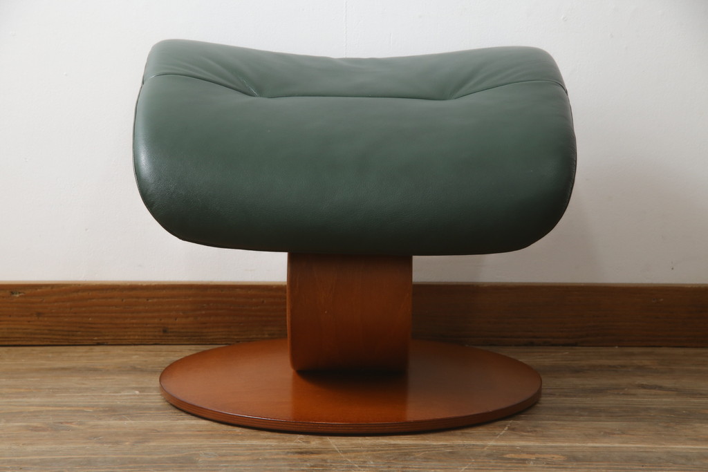 中古　牛本革　ノルウェー　Hjellegjerde(イエリアーダ社)　ノーザンコンフォート　優雅なくつろぎの時間におすすめのリクライニングチェア&オットマン(椅子、アームチェア、フットスツール、北欧、1人掛けソファ)(検索ワード:エコーネス、EKORNES、ストレスレスチェア)(定価約31万円)(R-065805)