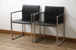 中古　美品!!　Cassina(カッシーナ)　184EVE(イヴ)　洗練されたモダンデザインが目を引くアームチェア2脚セット(ダイニングチェア、椅子、イス)(定価2脚で約60万円)(R-068579)
