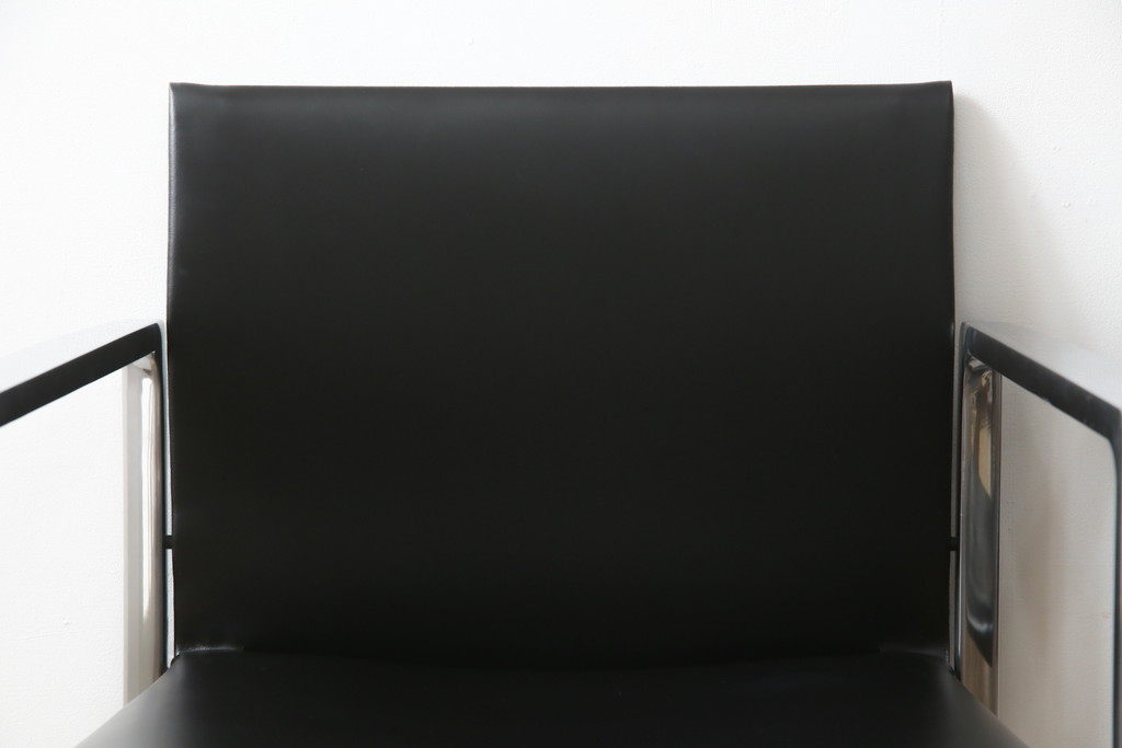 中古　美品!!　Cassina(カッシーナ)　184EVE(イヴ)　洗練されたモダンデザインが目を引くアームチェア2脚セット(ダイニングチェア、椅子、イス)(定価2脚で約60万円)(R-068579)