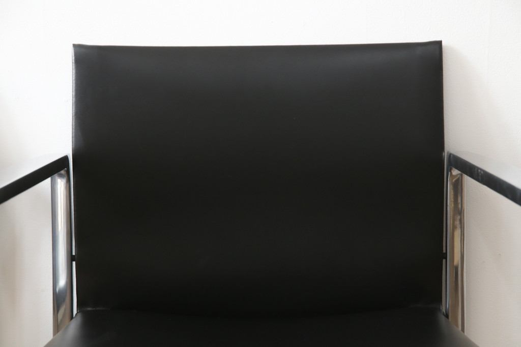 中古　美品!!　Cassina(カッシーナ)　184EVE(イヴ)　洗練されたモダンデザインが目を引くアームチェア2脚セット(ダイニングチェア、椅子、イス)(定価2脚で約60万円)(R-068579)