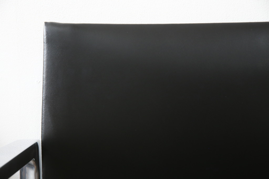 中古　美品!!　Cassina(カッシーナ)　184EVE(イヴ)　洗練されたモダンデザインが目を引くアームチェア2脚セット(ダイニングチェア、椅子、イス)(定価2脚で約60万円)(R-068579)