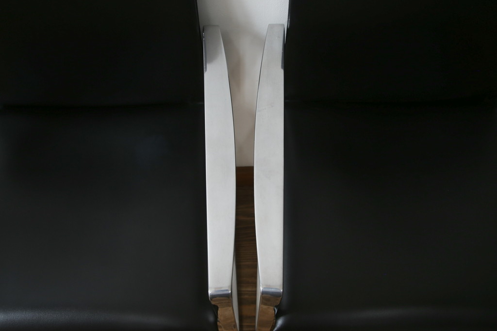 中古　美品!!　Cassina(カッシーナ)　184EVE(イヴ)　洗練されたモダンデザインが目を引くアームチェア2脚セット(ダイニングチェア、椅子、イス)(定価2脚で約60万円)(R-068579)