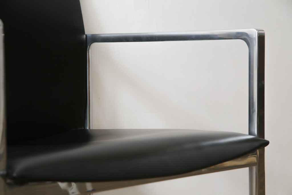 中古　美品!!　Cassina(カッシーナ)　184EVE(イヴ)　洗練されたモダンデザインが目を引くアームチェア2脚セット(ダイニングチェア、椅子、イス)(定価2脚で約60万円)(R-068579)