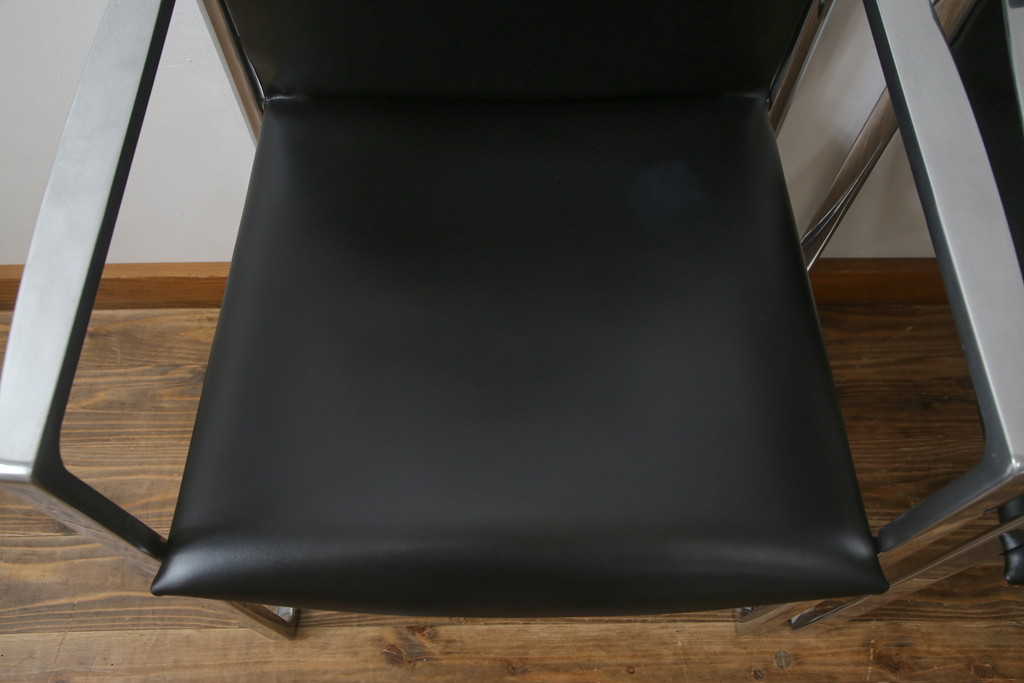 中古　美品!!　Cassina(カッシーナ)　184EVE(イヴ)　洗練されたモダンデザインが目を引くアームチェア2脚セット(ダイニングチェア、椅子、イス)(定価2脚で約60万円)(R-068579)