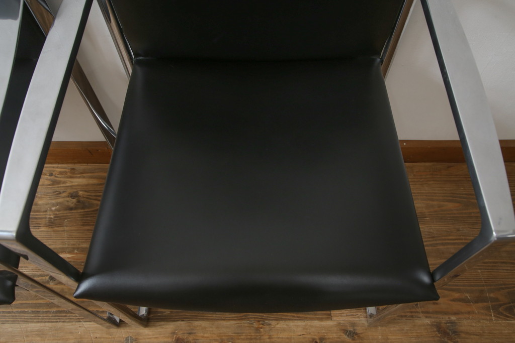 中古　美品!!　Cassina(カッシーナ)　184EVE(イヴ)　洗練されたモダンデザインが目を引くアームチェア2脚セット(ダイニングチェア、椅子、イス)(定価2脚で約60万円)(R-068579)