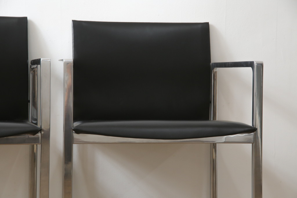 中古　美品!!　Cassina(カッシーナ)　184EVE(イヴ)　洗練されたモダンデザインが目を引くアームチェア2脚セット(ダイニングチェア、椅子、イス)(定価2脚で約60万円)(R-068579)