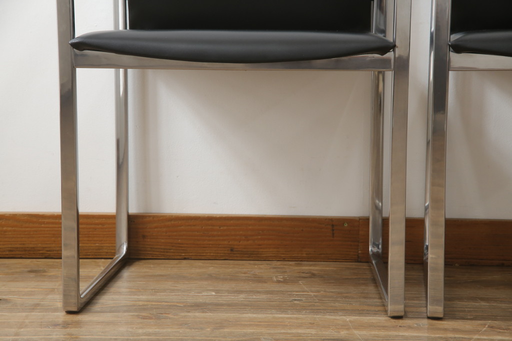 中古　美品!!　Cassina(カッシーナ)　184EVE(イヴ)　洗練されたモダンデザインが目を引くアームチェア2脚セット(ダイニングチェア、椅子、イス)(定価2脚で約60万円)(R-068579)