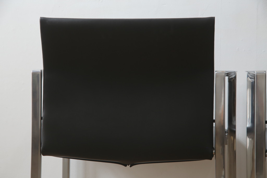 中古　美品!!　Cassina(カッシーナ)　184EVE(イヴ)　洗練されたモダンデザインが目を引くアームチェア2脚セット(ダイニングチェア、椅子、イス)(定価2脚で約60万円)(R-068579)