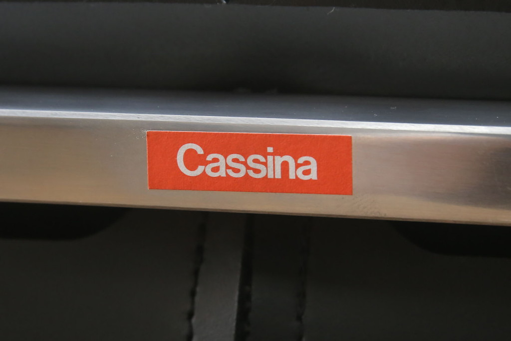 中古　美品!!　Cassina(カッシーナ)　184EVE(イヴ)　洗練されたモダンデザインが目を引くアームチェア2脚セット(ダイニングチェア、椅子、イス)(定価2脚で約60万円)(R-068579)