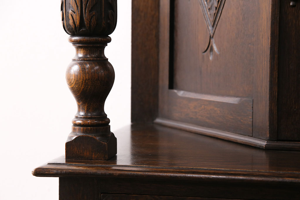 イギリスアンティーク　繊細な彫り装飾が目を引く、オーク材製のキャビネット(収納棚、戸棚)(R-047867)