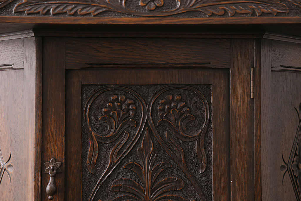 イギリスアンティーク　繊細な彫り装飾が目を引く、オーク材製のキャビネット(収納棚、戸棚)(R-047867)