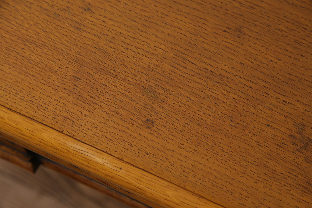 アンティーク家具　イギリスアンティーク　繊細なデザインが目をひくコンソールテーブル(サイドテーブル)