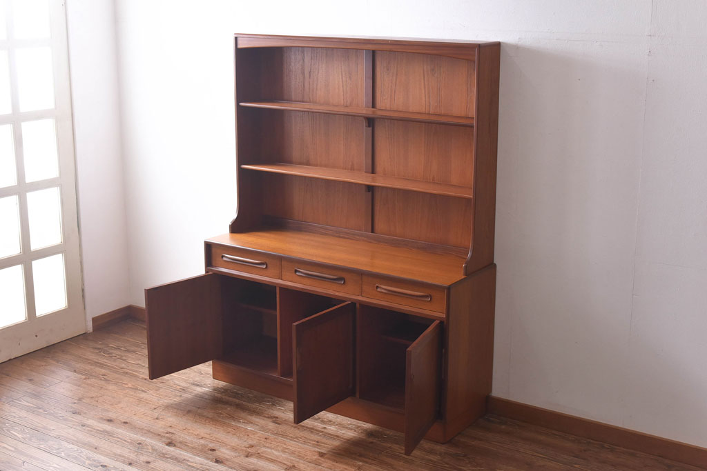 ヴィンテージ家具　北欧ビンテージ　G-PLAN(ジープラン)　洗練されたシンプルなデザインが上品なカップボード(収納棚)